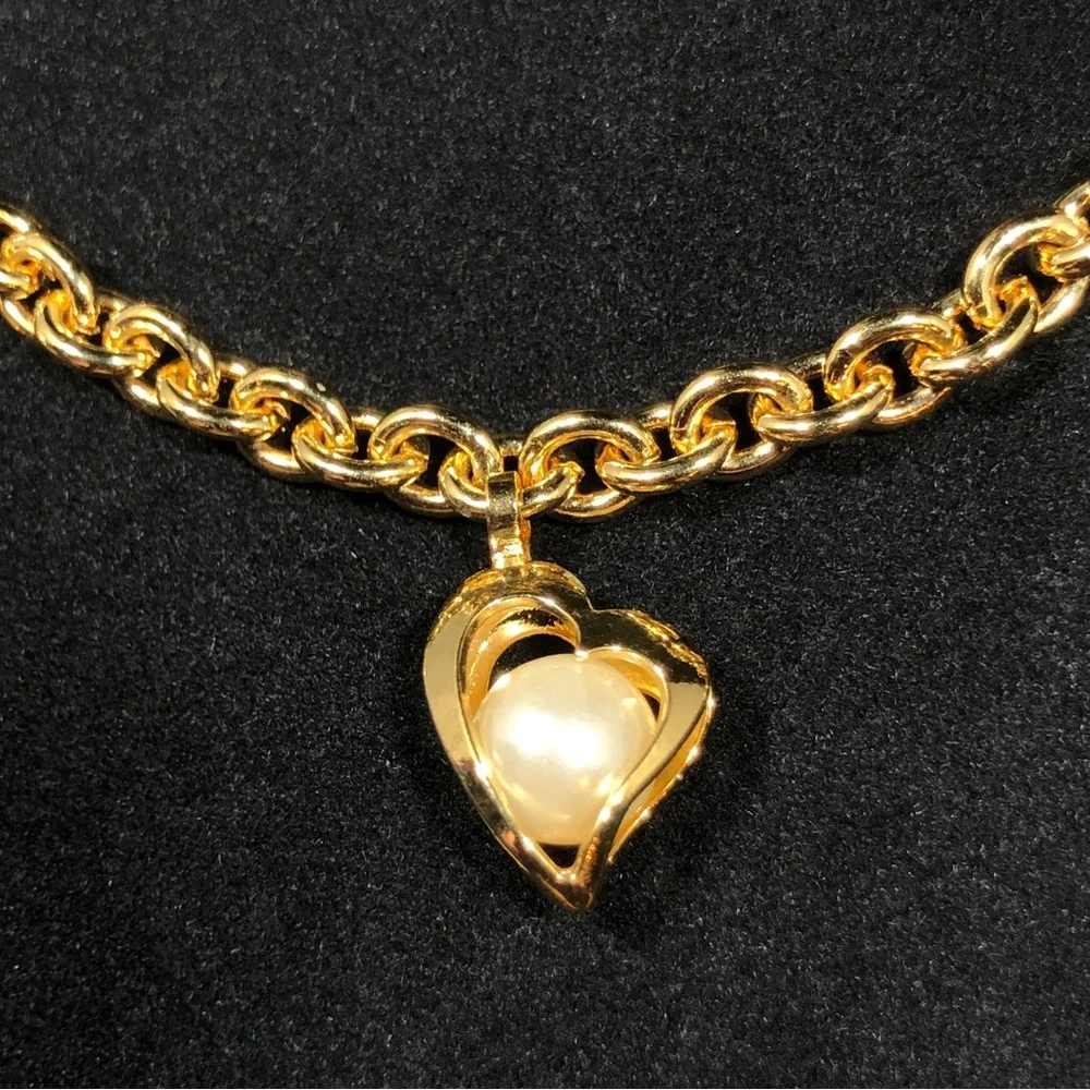 BRACELET - GOLD-TONE CHAIN WITH 5 HEARTS EACH HOLDING A FAUX PEARL - Picture 7 of 10